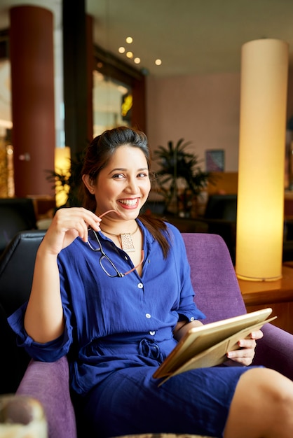 Mujer feliz con tablet PC