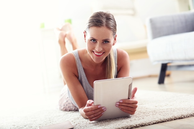 mujer feliz, con, tableta, en casa