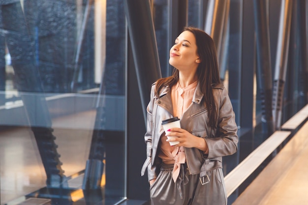 Mujer feliz con taza de café.