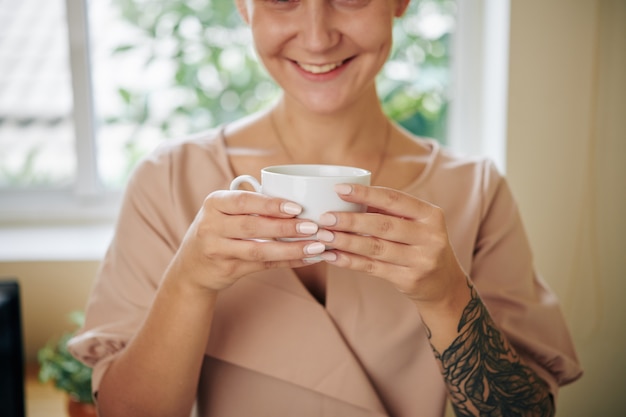 Mujer feliz con una taza de té