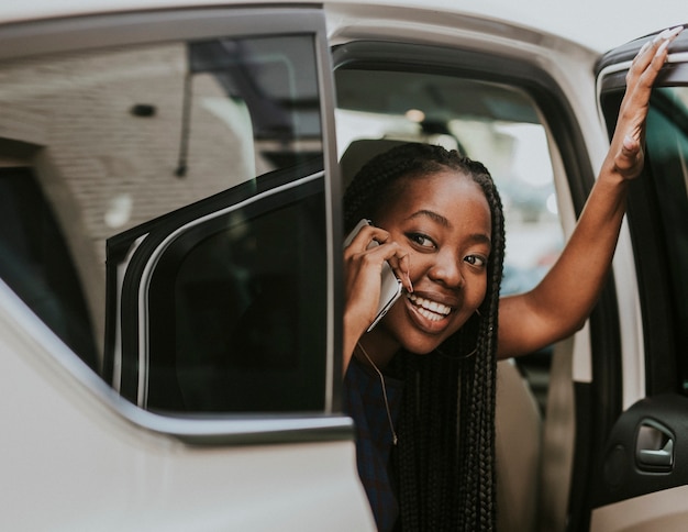 Mujer feliz en el teléfono en un coche