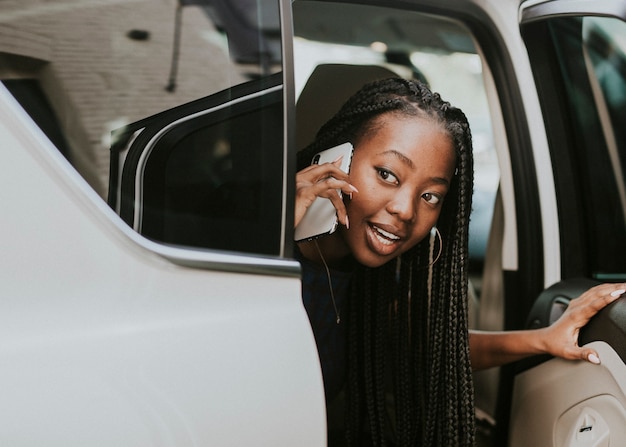 Mujer feliz en el teléfono en un coche