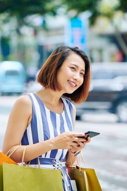 Mujer feliz con teléfono móvil