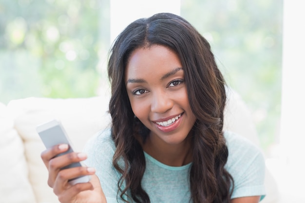 Foto mujer feliz en el teléfono