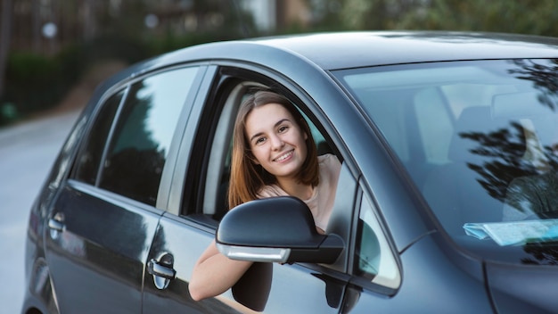 Foto mujer feliz de tiro medio en coche