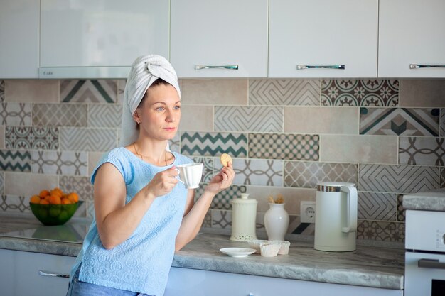 Mujer feliz con una toalla en su café de bebidas