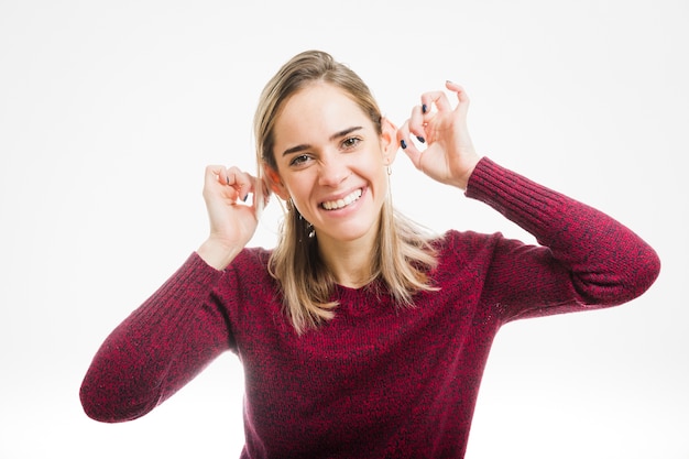 Foto mujer feliz tocando sus orejas