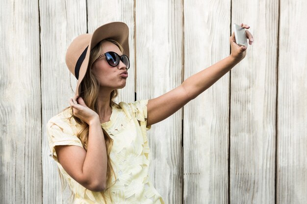 Mujer feliz tomando un selfie con cámara