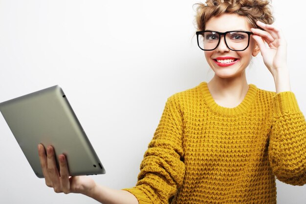mujer feliz tomando una selfie con una tableta digital