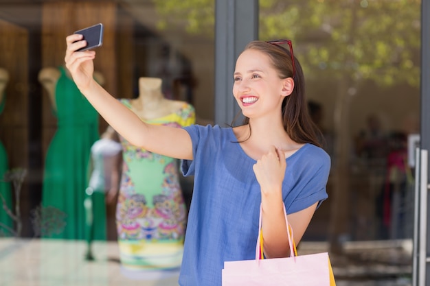 Foto mujer feliz tomando un selfie