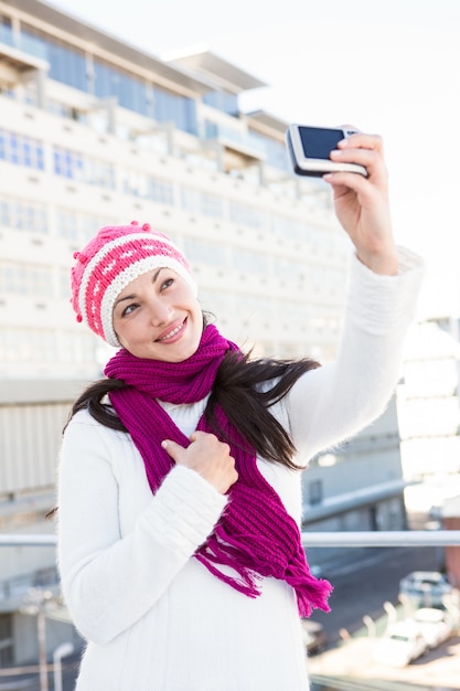 Mujer feliz tomando un selfie