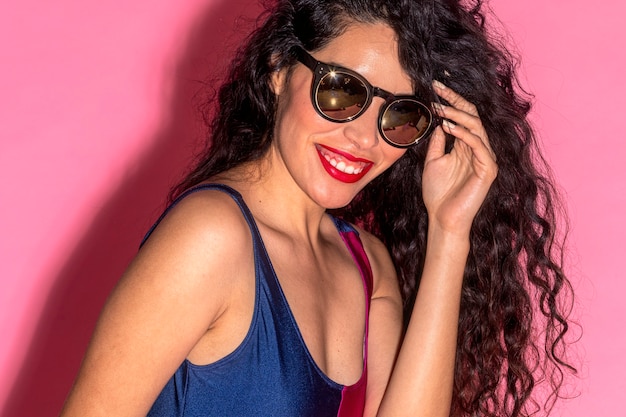 Mujer feliz en traje de baño con gafas de sol