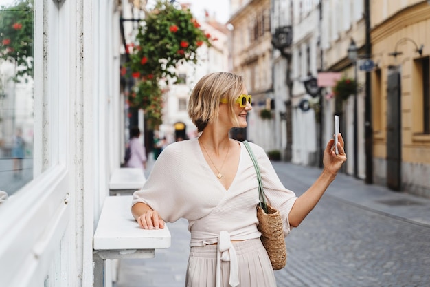 Foto mujer feliz con un traje elegante explorando la vieja ciudad europea viajes vacaciones europa