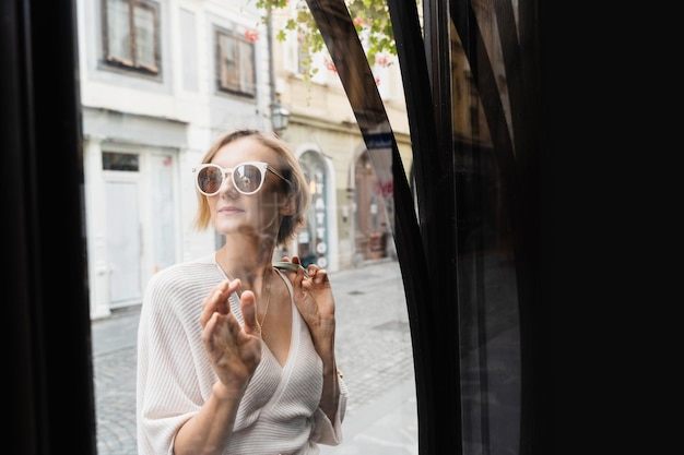 Mujer feliz con un traje elegante explorando la vieja ciudad europea Viajes Vacaciones Europa