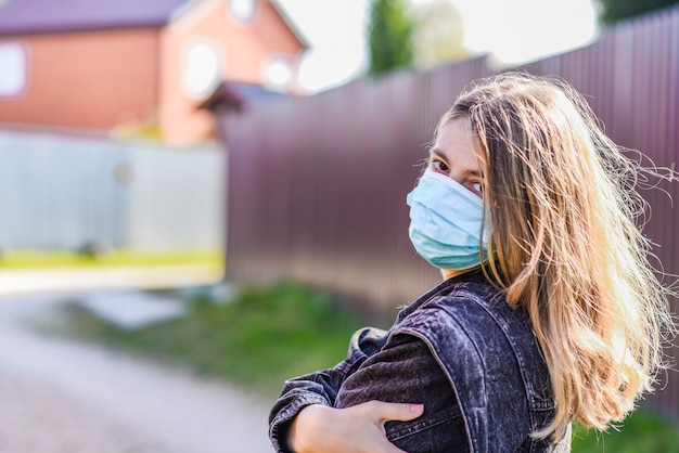 mujer feliz usa una máscara médica porque la contaminación del aire o el virus es una epidemia en la ciudad.