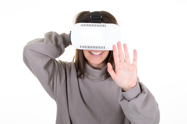 Mujer feliz usando auriculares de realidad virtual sobre fondo blanco aislado