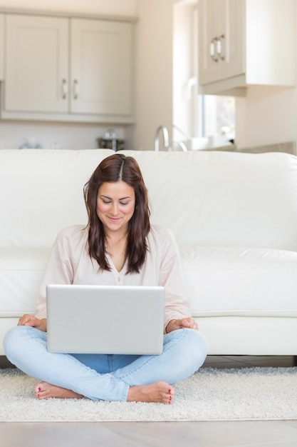 Mujer feliz usando laptop