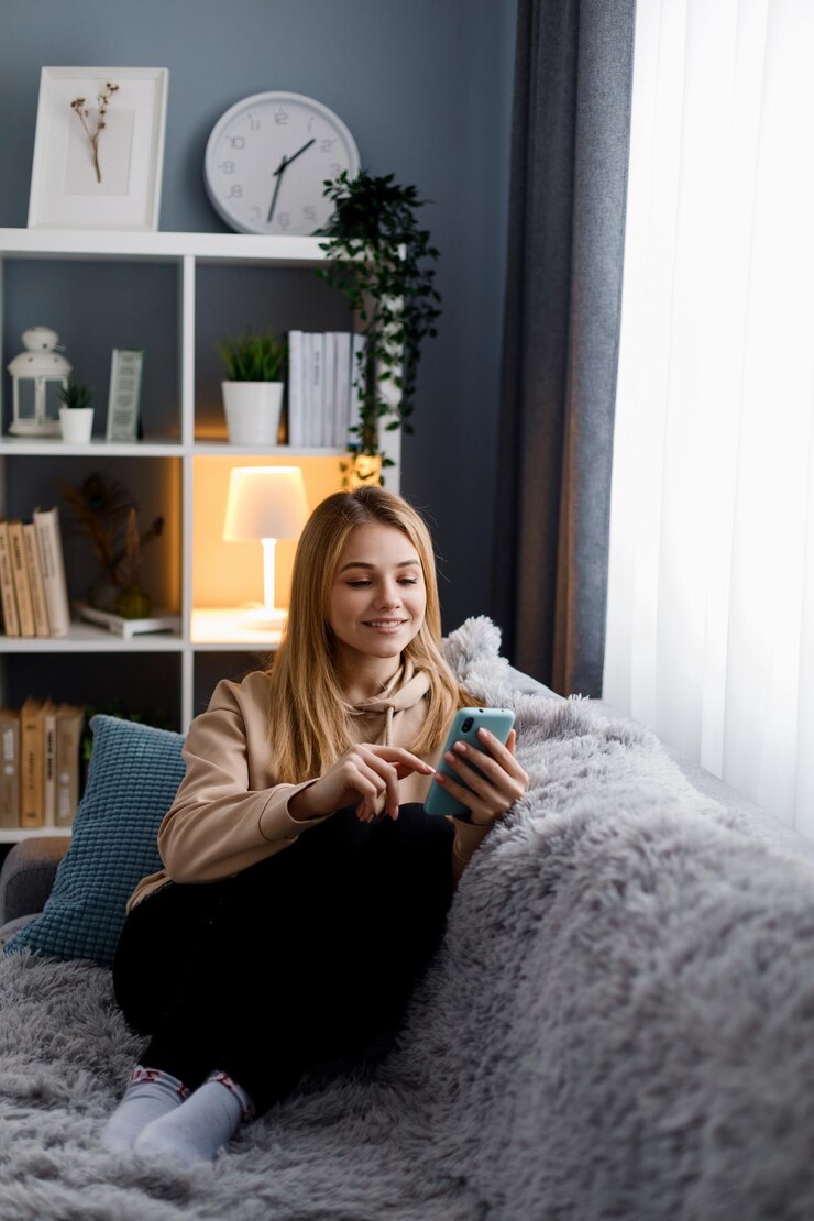 Mujer feliz usando un teléfono inteligente