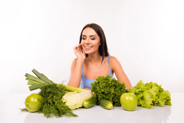 Mujer feliz con verduras