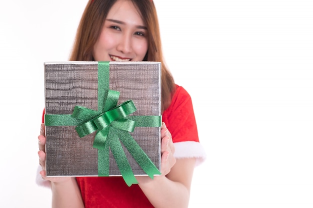 Mujer feliz con vestido de santa claus