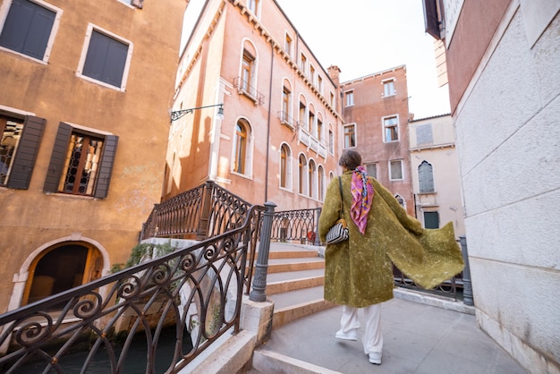 Mujer feliz viajando en venecia