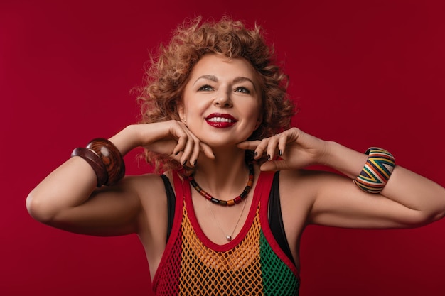 mujer feliz de la vieja moda en el estudio