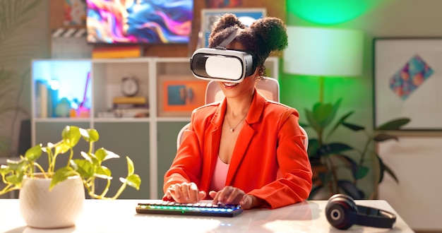 Mujer feliz VR y jugador con teclado para simulación visión virtual o experiencia futurista en el hogar Joven mujer o jugador con sonrisa para tecnología de IA metaverso o software de juegos 3D