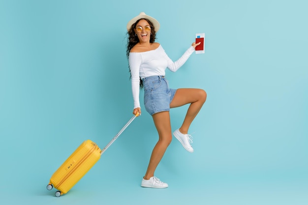 Mujer feliz yendo de viaje