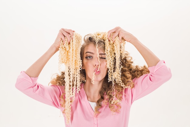 Mujer con fideos concepto de comida asiática dieta saludable comida orgánica hambre apetito receta chica con