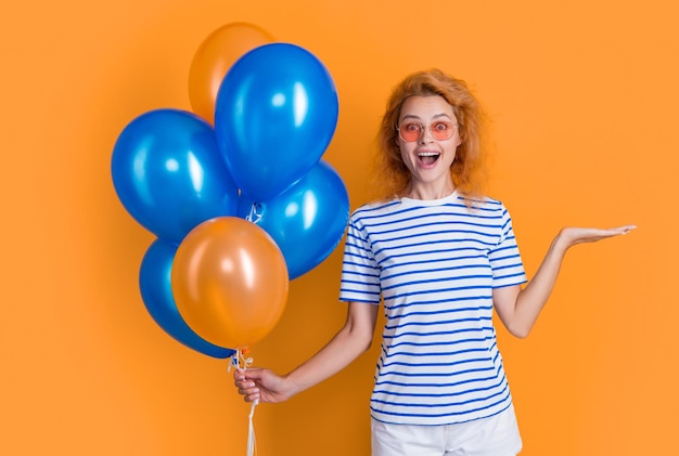 mujer de fiesta con globo de cumpleaños espacio de copia feliz cumpleaños mujer sostenga globos de fiesta en el estudio mujer con globo para fiesta de cumpleaños aislado sobre fondo amarillo