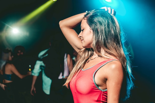 Foto mujer en fiesta de noche bailando y posando