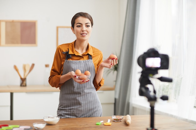 Mujer filmando video de cocina
