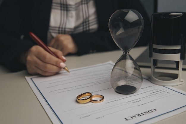 Mujer firma contrato de matrimonio, primer plano.