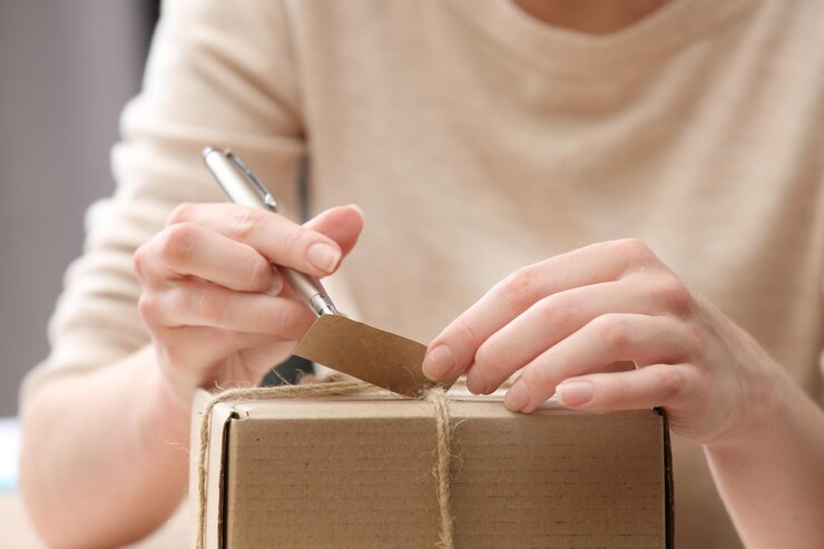 Foto mujer firma paquete en oficina de correos