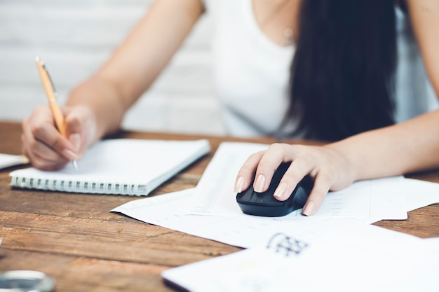 mujer firmando un documento