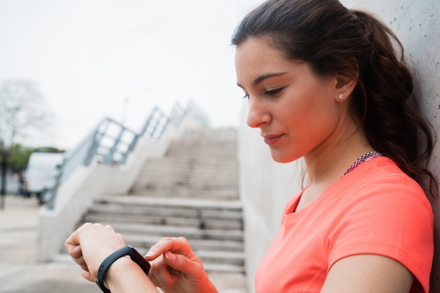 Mujer fitness control de tiempo en reloj inteligente.