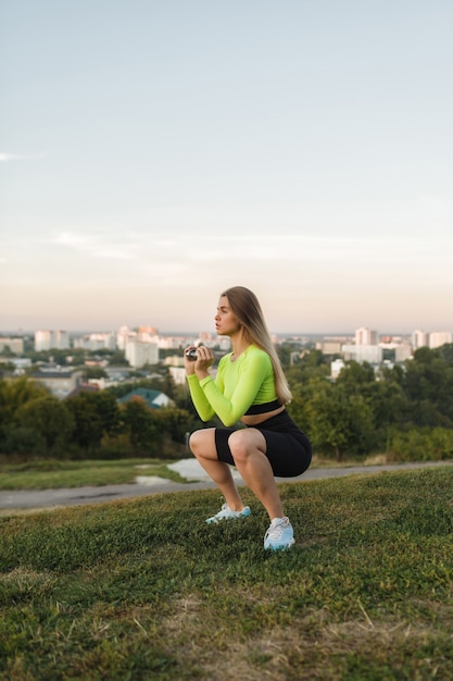 Mujer de fitness deporte en ropa deportiva de moda haciendo ejercicio