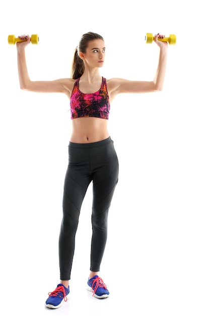 Mujer fitness ejercicio crossfit con trai de fuerza con mancuernas