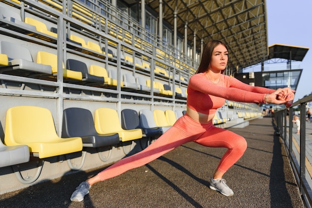 Mujer fitness en el estadio de la ciudad