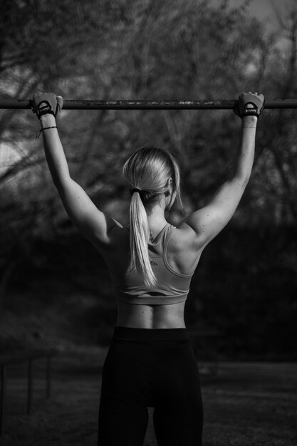 Mujer fitness y gimnasio al aire libre