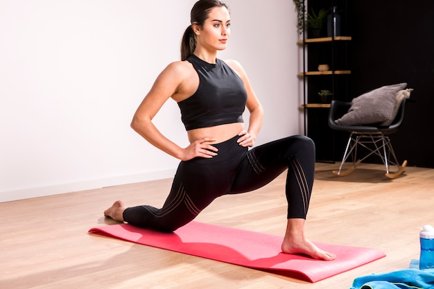 Mujer fitness haciendo ejercicio en casa