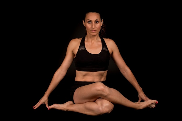 Mujer fitness haciendo estiramientos de yoga