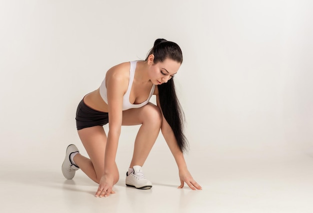 Mujer fitness preparándose para empezar a correr.