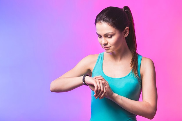 Foto mujer fitness con rastreador de fitness en la muñeca