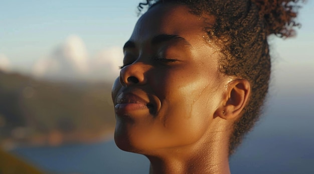 Mujer de fitness y respiración de persona en forma al aire libre en la naturaleza montañas y fondo de cielo azul para