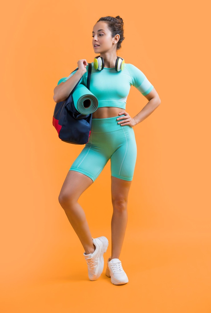 Foto mujer de fitness en ropa deportiva con bolso deportivo en el estudio mujer de fitness con ropa deportiva