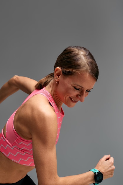 Mujer fitness saltando y corriendo haciendo ejercicio Chica atlética haciendo salto