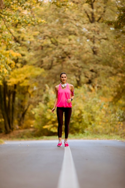 Mujer fitness saludable entrenamiento para maratón al aire libre en el callejón