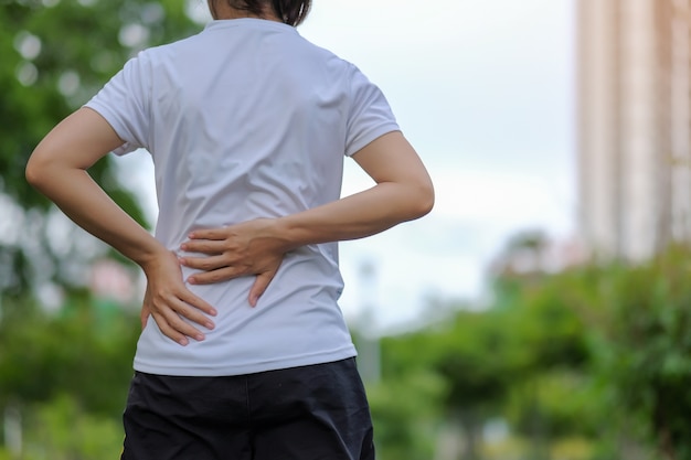 mujer fitness sosteniendo su lesión deportiva, dolor muscular durante el entrenamiento