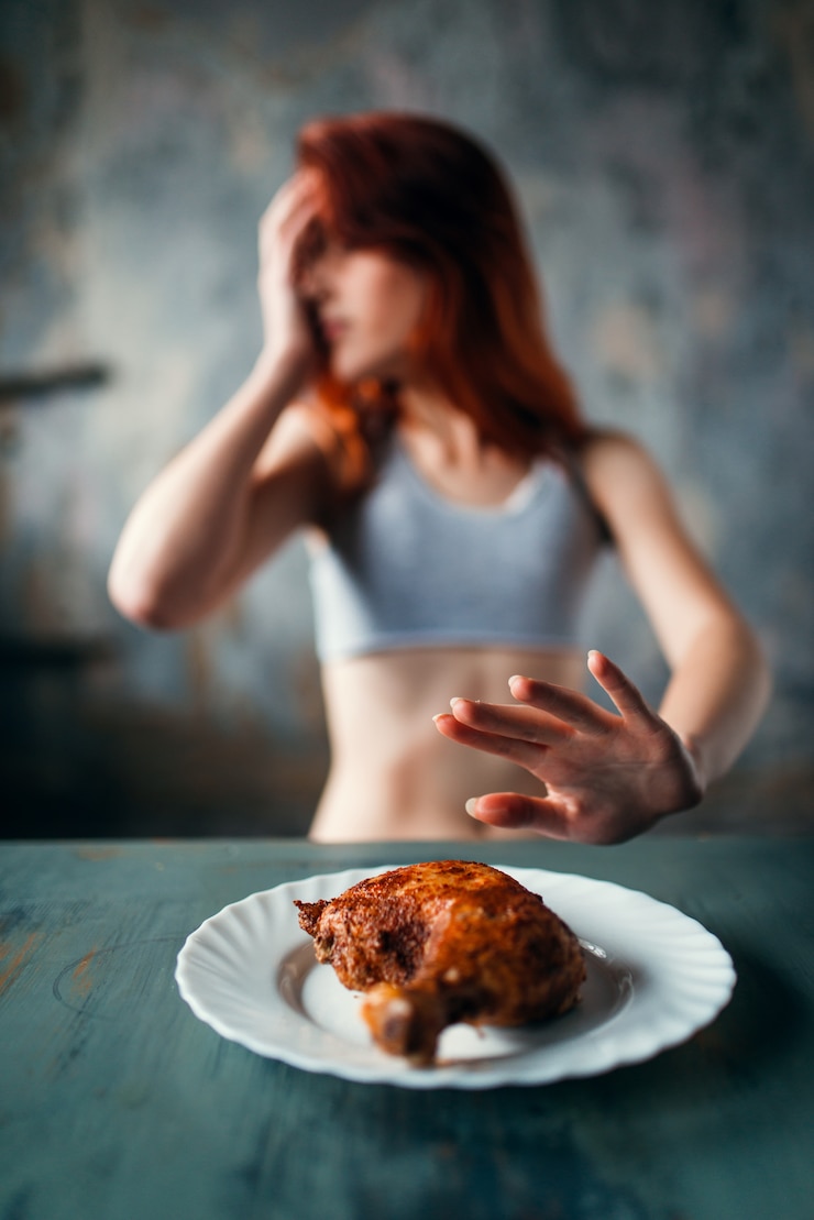 Foto mujer flaca se niega a comer, falta de apetito. concepto de quema de grasas o calorías. pérdida de peso, anorexia